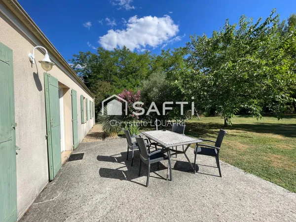 Pavillon de plain-pied au milieu des champs