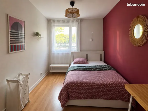 Chambre lumineuse disponible de suite