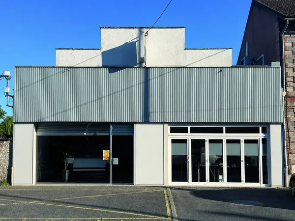 Bâtiment 385m2 à 100M gare SNCF avec double accès