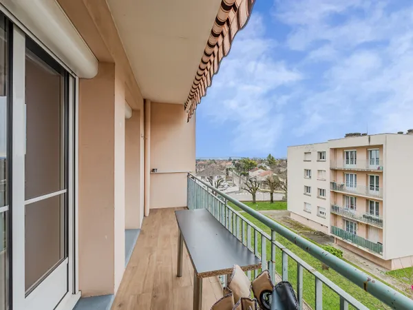 Appartement 4 pièces 3 chambres à Meyzieu GRAND LARGE, traversant avec vue dégagée