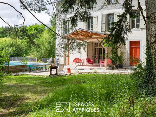 Propriété de prestige : ancien couvent rénové avec piscine et parc