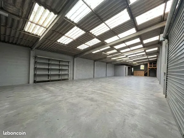 À LOUER - Local d'activités de 358 m² avec bureaux, mezzanine de stockage et aire de chargement - An