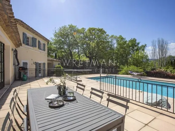 Belle villa avec grand plat jardin et piscine - Chateauneuf