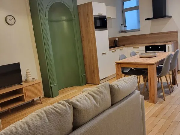 À LOUER - Appartement meublé de 50 m² avec balcon - Lons-le-Saunier