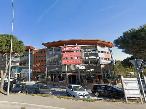 A louer Fréjus, Local commercial 180 m2