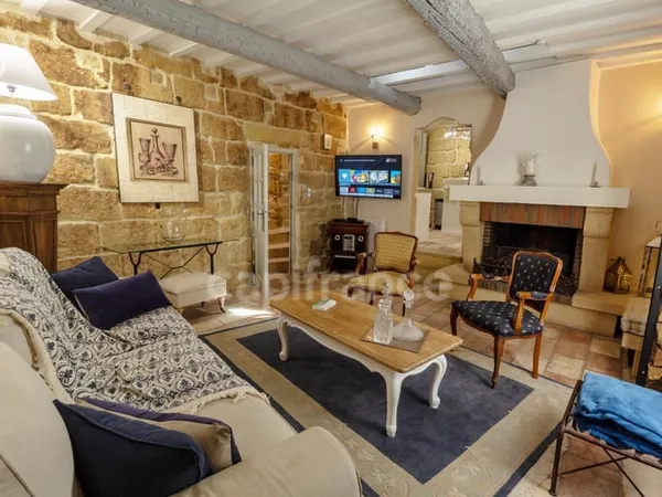 UZES, élégante maison de ville en pierre du XVIIIe siècle au coeur d'Uzès, T4 de 108m2