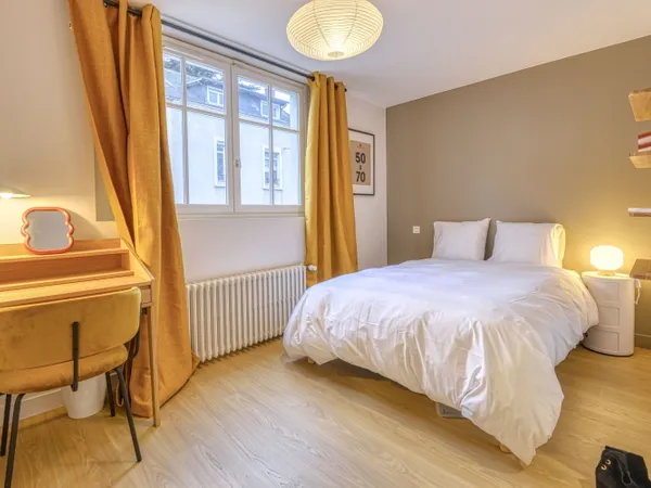 Loue chambre meublée dans maison 400m² avec salle de bain privative