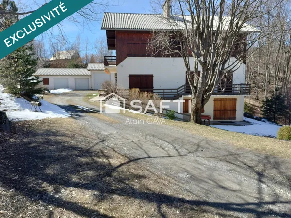 Maison de 270m² sur 2 niveaux avec terrasse, garages sur 4900m² de terrain