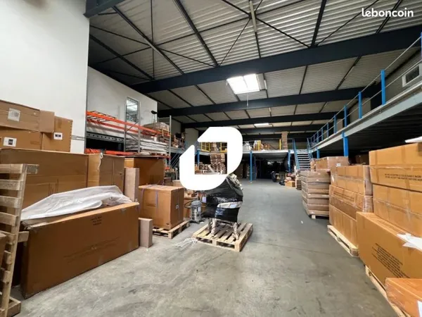 Local industriel 1 650 m²