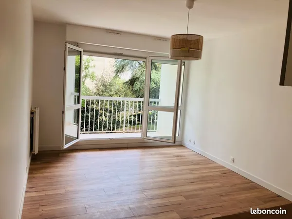 Studio rénové Chatou 28 m2 + balcon 4 m2 + parking intérieur + cave
