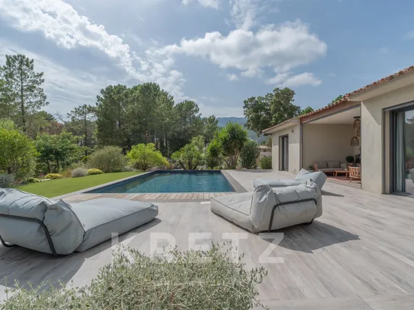 Villa contemporaine au coeur du maquis