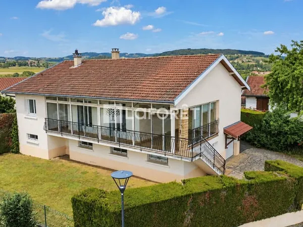Maison traditionnelle, 4 chambres, sous-sol sur un terrain de 1000 m2