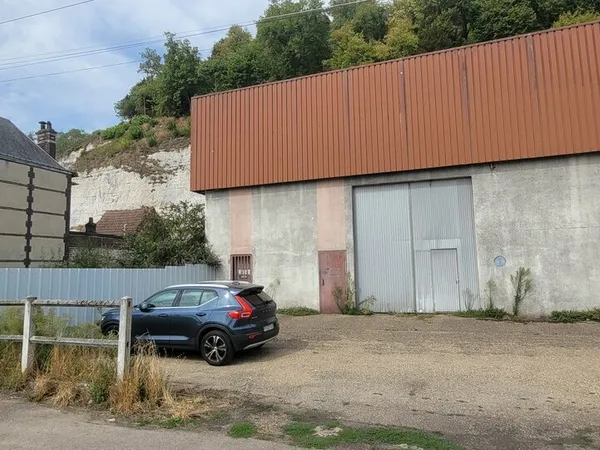 Local industriel 2434 m²