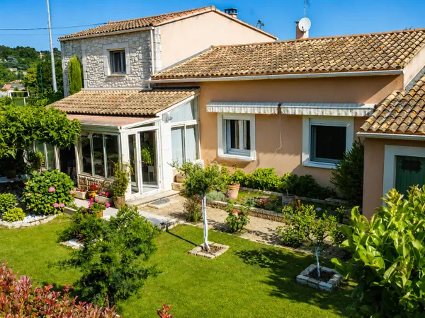 Sauveterre - Maison familiale avec piscine, jardin paysager et dépendances