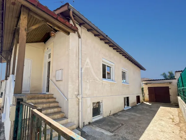 Maison en centre bourg avec toutes commodités à pied.