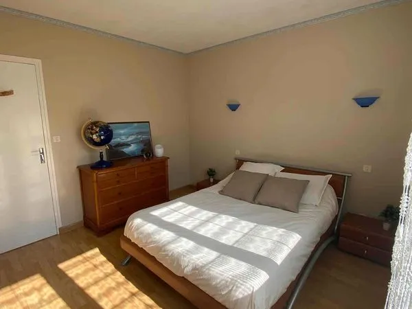 Chambre meublée avec salle de bain privative - Maison avec jardin proche Lorient (Quéven)