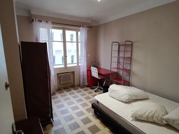 Une chambre à louer meublée en appartement partagé - 2 min Gare St Charles