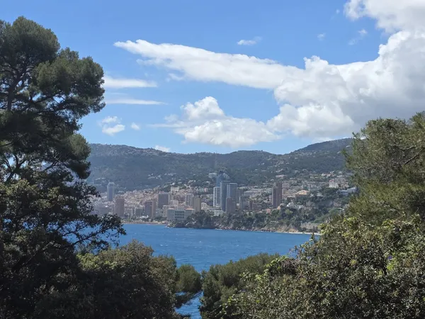 Plateau du Cap - Roquebrune Cap Martin   3 pièces avec jardin, garage,  piscine et vue mer