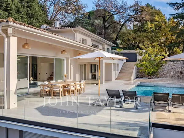 Villa rénovée avec vue collines à Mougins