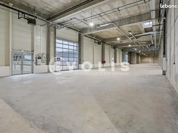 Local logistique 690 m²