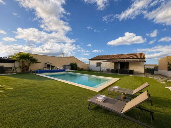 Villa contemporaine 4 faces au fond d'une impasse avec piscine 8x4 et panneaux photovoltaïques