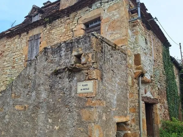 Petite maison mitoyenne à rénover avec grange