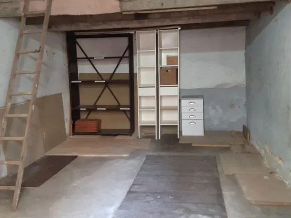 Garde-meuble / box / local de stockage / dépôt / entrepôt]