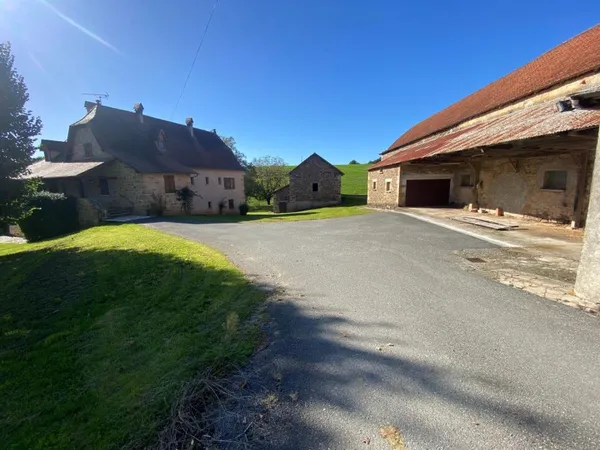 Très grande maison, un T3, trois granges, projet touristique