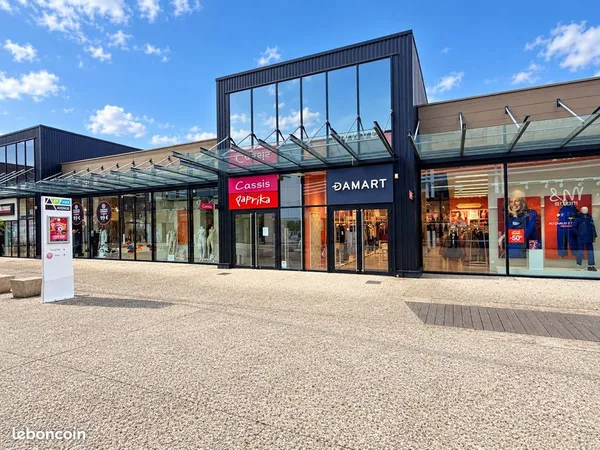 Local 265 m² Saint-Maximin
