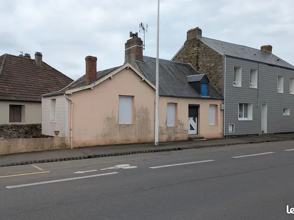 GRANVILLE - CENTRE-VILLE — Maison baigné de soleil avec extérieur, Garage & Énorme Potentiel d'agran