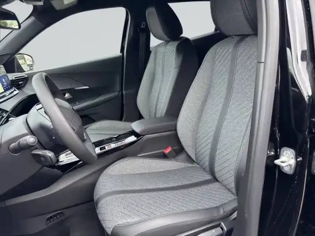 Peugeot 2008 hybrid 145 e-dcs6 — photo 11