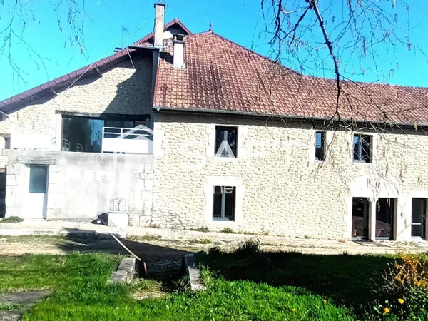 Propriété en pierre avec plusieurs logements et grand et beau terrain clos et arboré