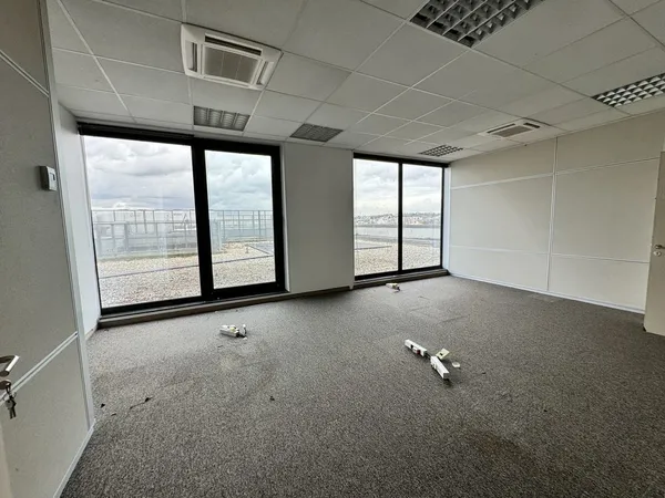 Bureaux - A LOUER - 246 m² non divisibles
