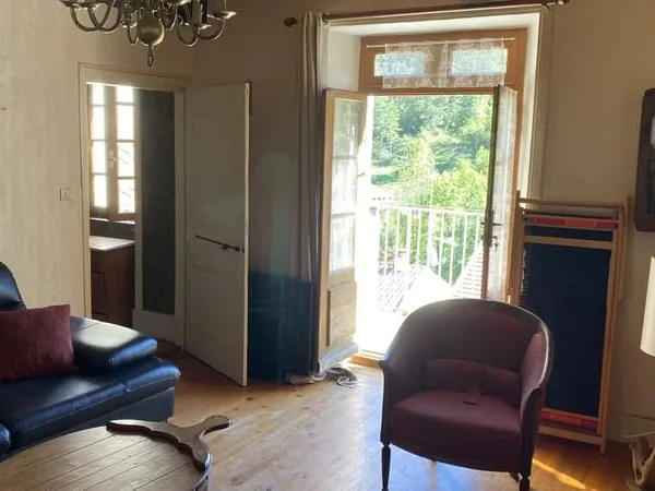 Maison de village avec balcon et vue dégagée