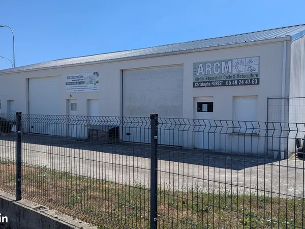 Local 350 m² Magné