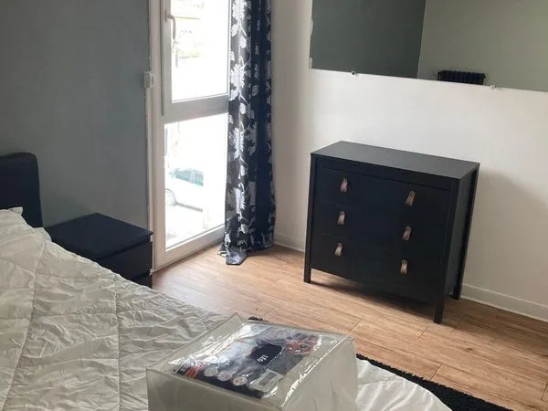 Chambre meublée