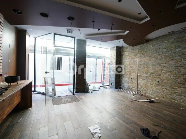 Local commercial 128 m²