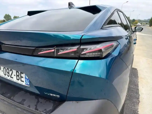 Peugeot 408 phev 180 e-eat8 — photo 17