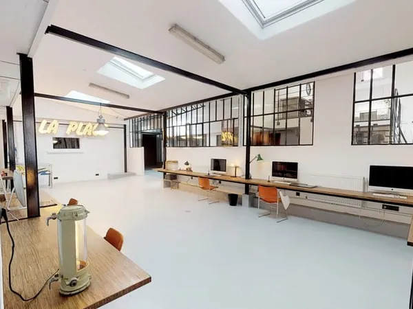 Local professionnel atypique de 486 m² aux portes de Paris -