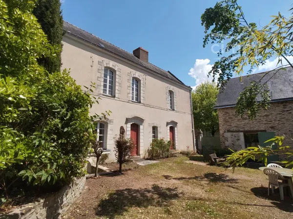 ENSEMBLE DE DEUX MAISONS ANCIENNES – DENÉE
