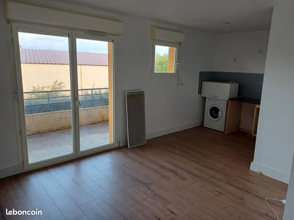 Studio 26 m² rénové avec balcon, parking et piscine