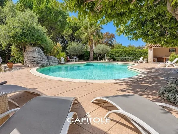 Antibes - Villa Provençale 6 pièces d'env. 188 m² avec un 2 pièces indépendant, terrain de 1 525 m² 