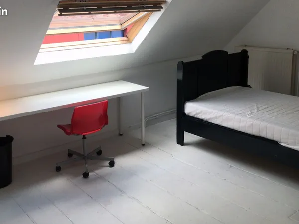 GRANDE CHAMBRE dans une MAISON A PARTAGER ENTRE ETUDIANTE