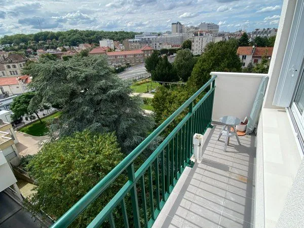 Grand studio meublé 30 m² avec balcon - RER à 1 min