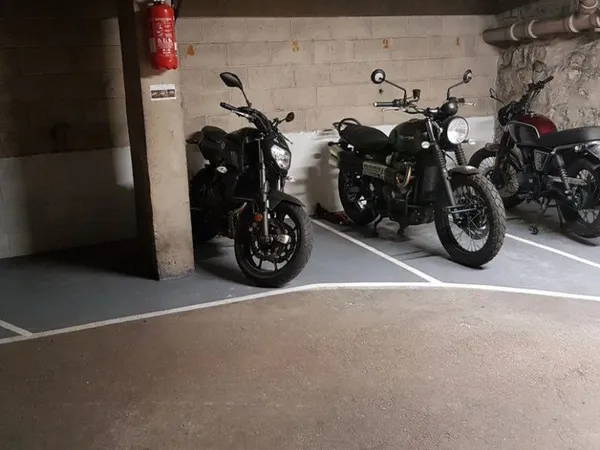 Parking moto Château-Rouge (Paris 18)