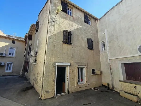Maison de village climatisée R+2 2 chambres + bureau