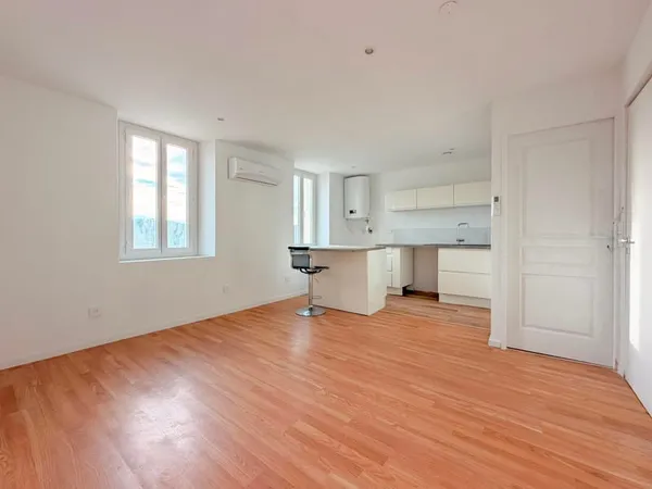 PIERREFEU-DU-VAR - APPARTEMENT T2 RENOVE AVEC VUE DEGAGEE