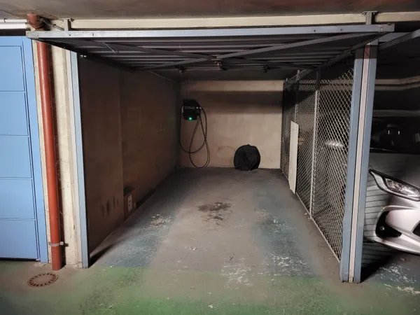 loue box fermé + borne de recharge électrique entre porte d'Asnières et bvd Pereire