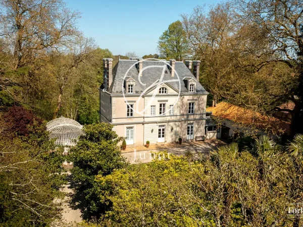 Maison 14 pièces 374 m²