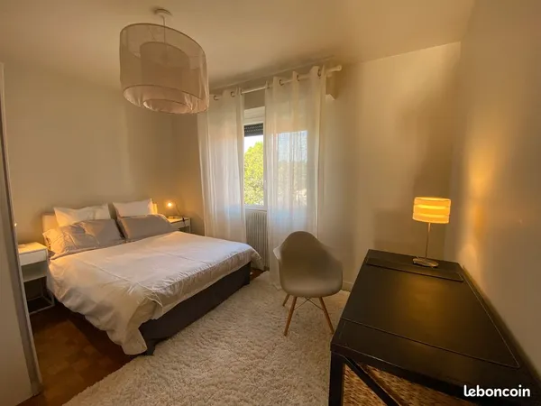Chambre meublée avec salle d'eau et WC privatifs - Maison rénovée proche université